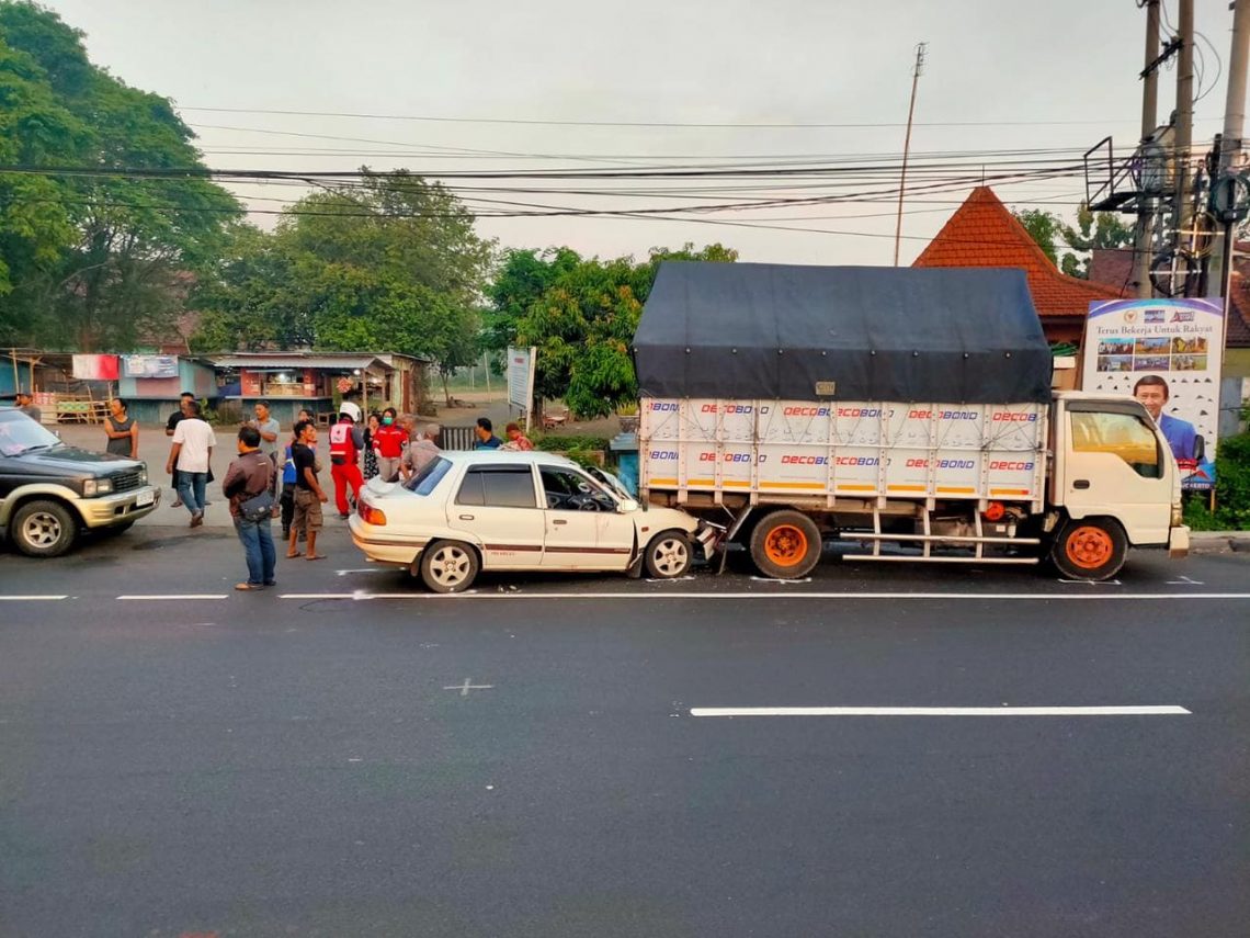 Kecelakaan Maut Sedan vs Truk, Satu Orang Tewas di Trowulan Mojokerto Diduga Sopir Ngantuk 1 Sedan vs truk.