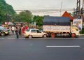 Sedan vs truk.