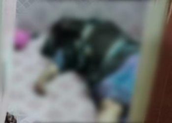 Mayat wanita di kamar mandi.