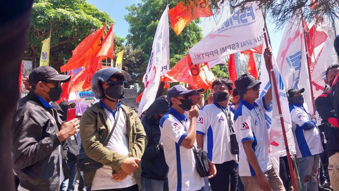 Aksi Buruh Tuban Demo Tuntut UMK 2024 Naik 15 Persen, Tak Dituruti Ancam Kerahkan Massa Lebih Banyak 1 UMK 2024.