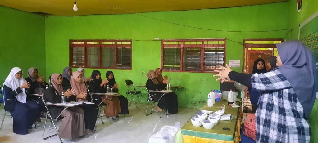 Kampus UM Getol Sosialisasi Kesadaran Hand Hygiene dan Produksi Hand Sanitizer, Edukasi Santri Ponpes Kalimasada Jombang 1 Kampus UM.
