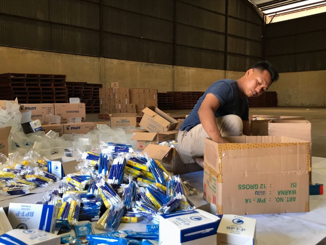Giliran ATK dan Bilik Suara Pemilu 2024 sampai di Gudang Logistik KPU Kabupaten Mojokerto 1 Kabupaten Mojokerto.