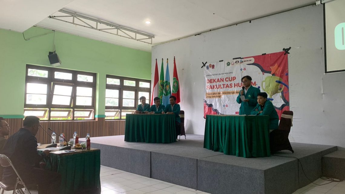 Lomba debat sebagai rangkaian Dekan Cup Dies Natalies ke-42 FH Unisma. (Foto: Feni Yusnia/Tugu Malang)