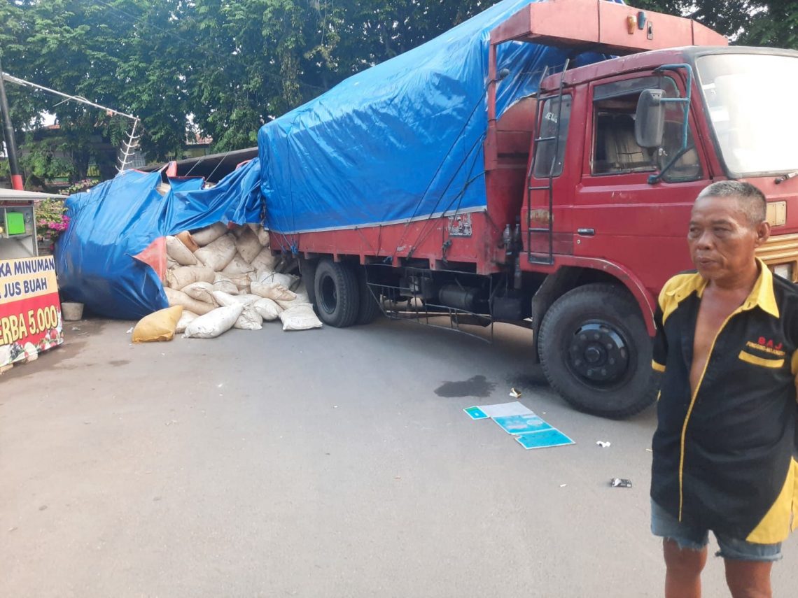 Oleng! Truk Gandeng Muatan Pakan Ternak Terguling di Alun-Alun Tuban 1 truk gandeng.