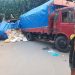 Oleng! Truk Gandeng Muatan Pakan Ternak Terguling di Alun-Alun Tuban 8 truk gandeng.