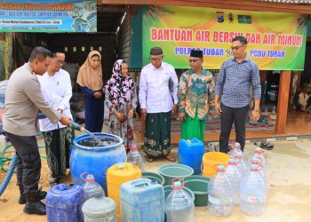 Bantuan air bersih.