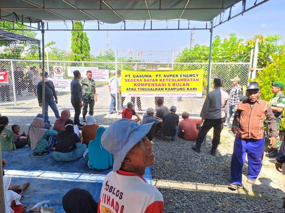Kompensasi Belum Dibayar, Warga Sokosari Tuban Geruduk PT Super Energy 5 Warga berkumpul di pintu depan PT Super Energy di Desa Sokosari, Kecamatan Soko, Kabupaten Tuban. Foto: Rochim/Tugu Jatim
