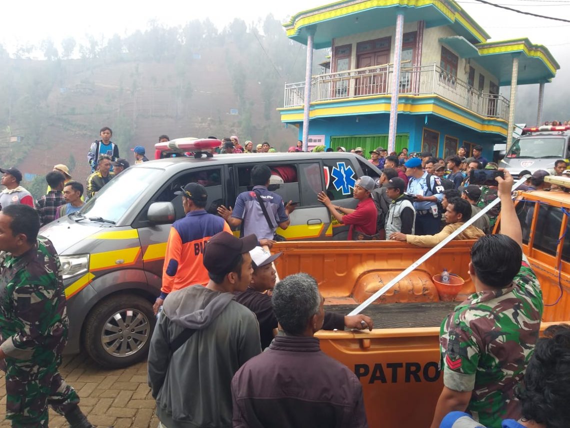 Suasana evakuasi dua jenazah korban tewas insiden pesawat TNI AU di Kabupaten Pasuruan. Foto: Laoh Mahfud/Tugu Jatim