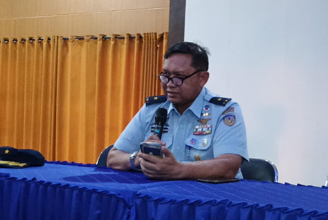 Kadispenau Marsma TNI AU R Agung Sasongkojati menerangkan kecelakaan pesawat Super Tucano milik Skadron 21 Lanud Abd Saleh Malang. Foto: Yona Arianto/Tugu Jatim