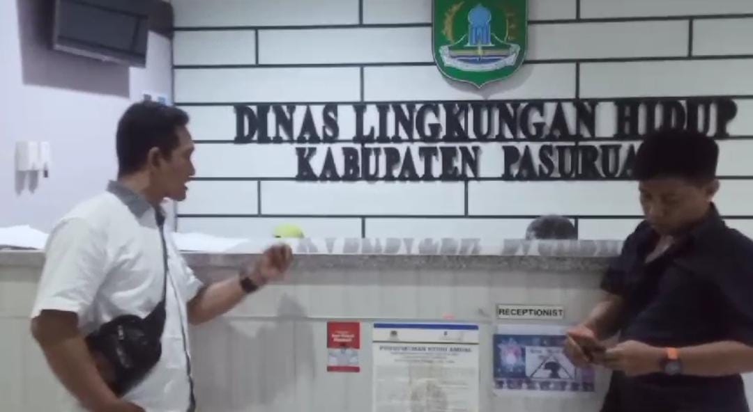 Pencemaran Sungai Welang, Pj Bupati Minta DLH Kabupaten Pasuruan Segera Audiensi Dengan Warga 5 Sejumlah warga terdampak pencemaran limbah di Sungai Welang mendatangi Kantor DLH Kabupaten Pasuruan. Foto: dok warga