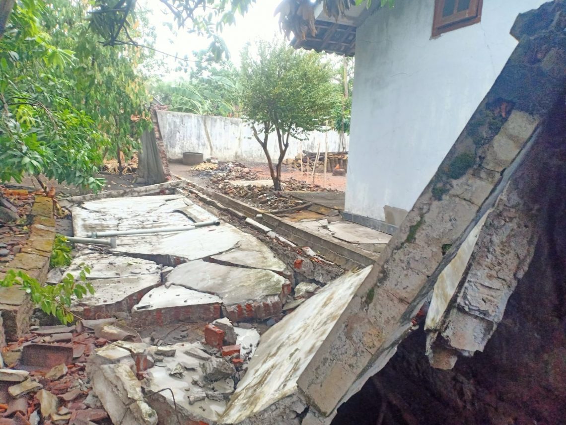 Angin Kencang Rusak Belasan Rumah di Mojokerto 5 Tembok rumah warga yang roboh akibat angin kencang. Foto: BPBD Kabupaten Mojokerto