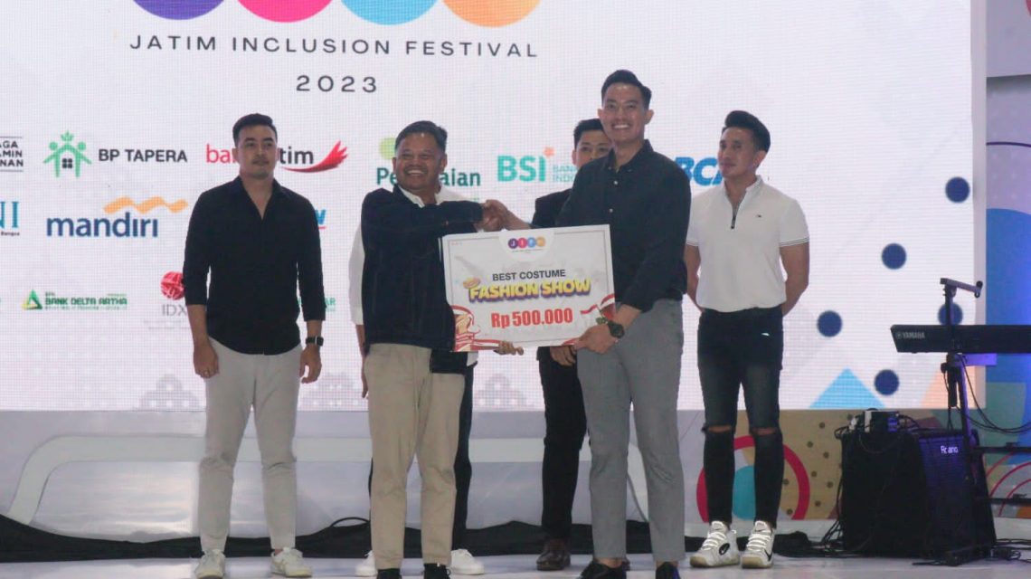 Kepala PT Pegadaian Kanwil XII Surabaya, Mulyono Rekso menyerahkan hadiah pemenang. Foto: Dok Pegadaian Kanwil XII Surabaya