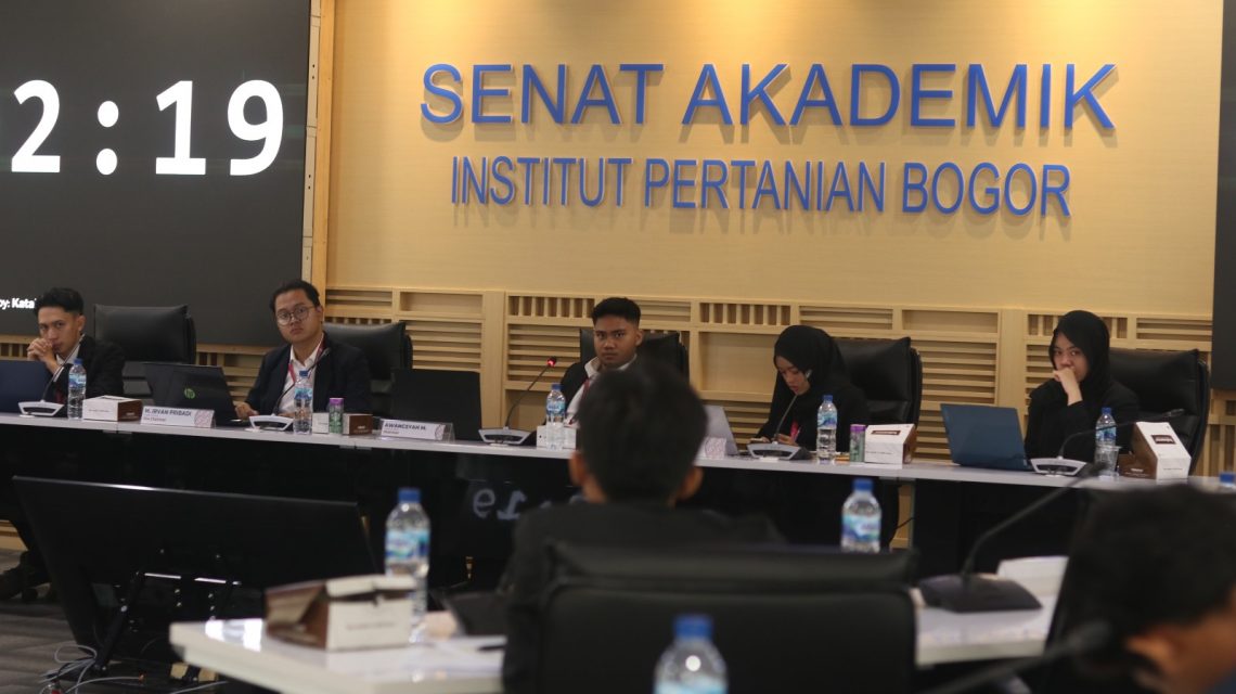 Mahasiswa Institut Pertanian Bogor Rintis Program dan Kampanye Integritas di Lingkungan Kampus Lewat Kegiatan Diplomatis 1 Suasana YRI. Tampak jajaran chairs beserta salah satu peserta melakukan sesi berbicara. Foto: dok Tim Katalis