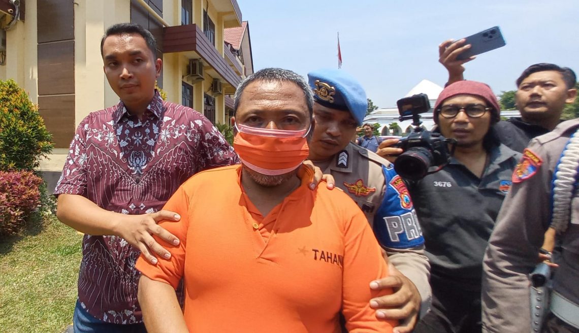 Khoiri (52), mertua yang jadi tersangka kasus pembunuhan menantunya saat di Polres Pasuruan, pada Kamis (2/11/2023). Foto: Laoh Mahfud/Tugu Jatim