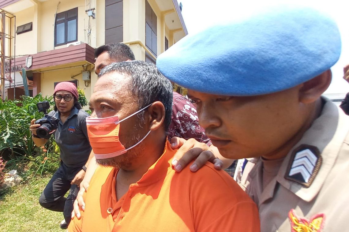 Khoiri (52), pria yang jadi tersangka pembunuhan menantunya, saat di Polres Pasuruan, pada Kamis (2/11/2023). Foto: Laoh Mahfud/Tugu Jatim