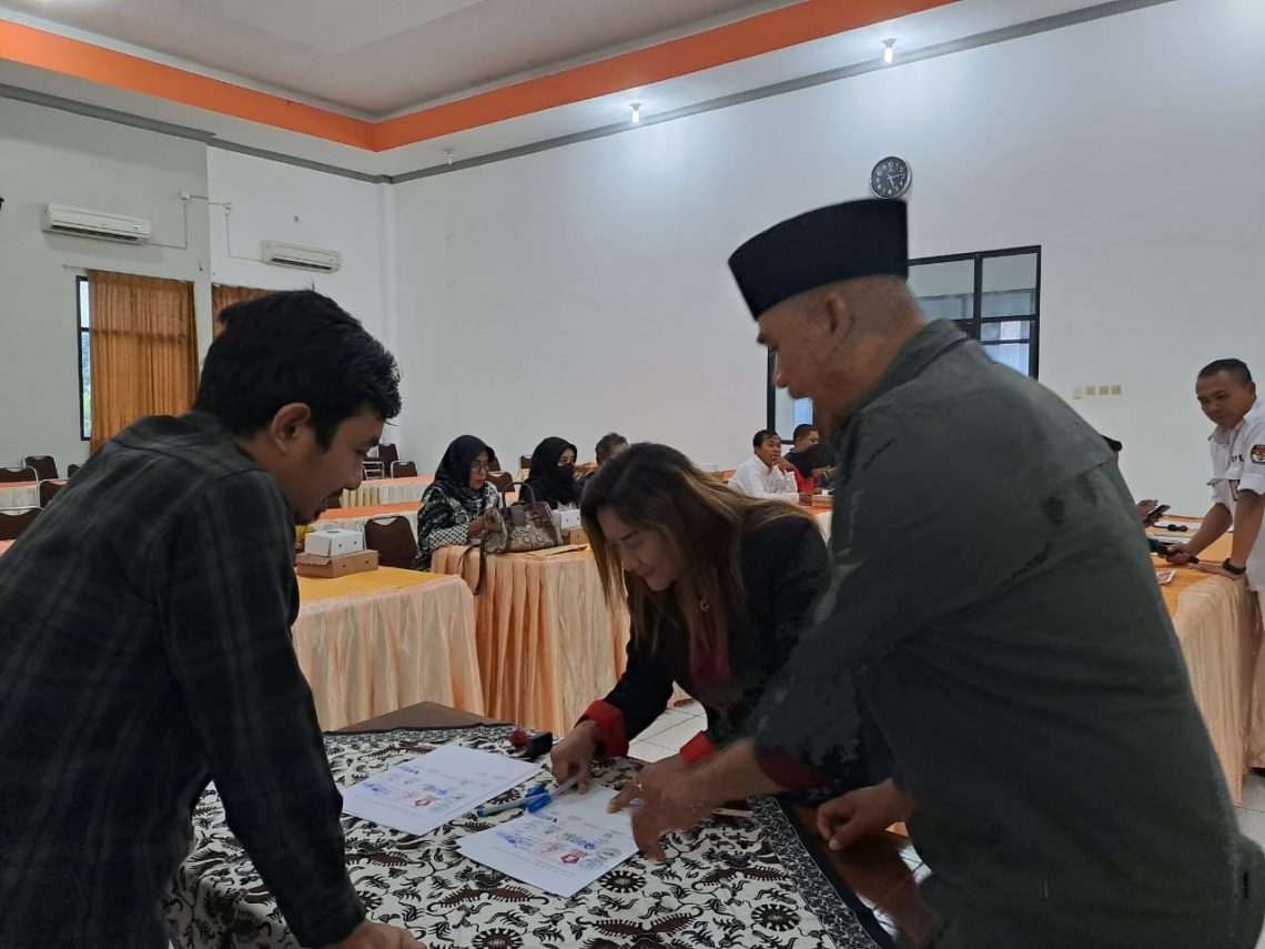 Sejumlah utusan parpol mencermati spesimen surat suara Pemilu 2024. Foto: Rochim/Tugu Jatim