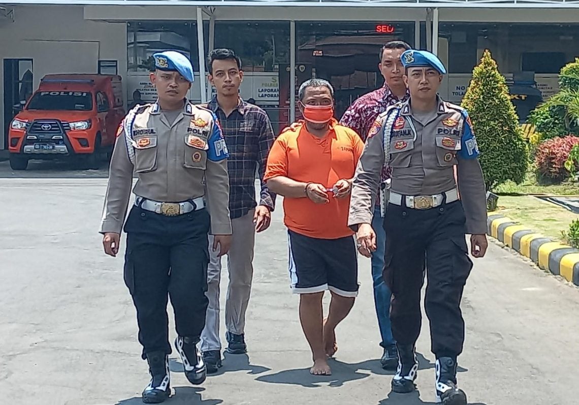 Kasus Pembunuhan Wanita Hamil di Pasuruan, Janin Ikut Meninggal Kehabisan Napas 1 Khoiri (52), tersangka pembunuhan menantunya yang sedang hamil tujuh bulan, saat di Polres Pasuruan, pada Kamis (2/11/2023). Foto: Laoh Mahfud/Tugu Jatim