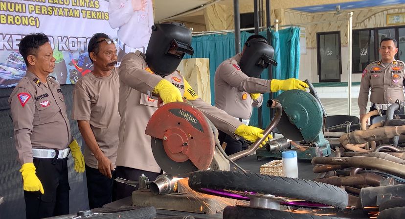 Tak Sesuai Standar, Puluhan Knalpot Brong Disita Polresta Mojokerto Kota 1 Puluhan knalpot brong disita oleh Polresta Mojokerto Kota. Foto: Hanif Nanda/Tugu Jatim