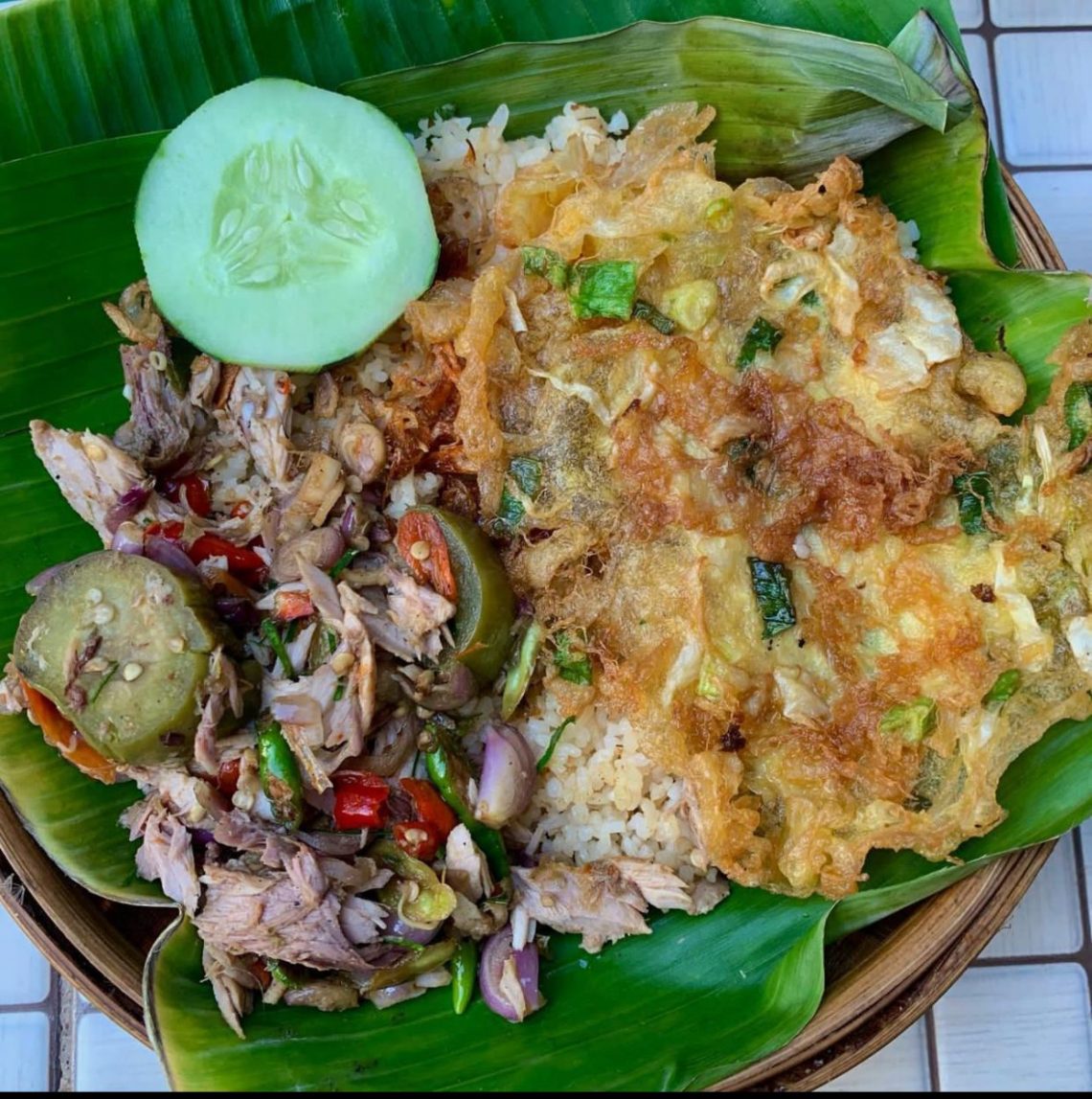 5 Destinasi Kuliner yang Wajib Dicoba Saat Liburan di Malang 1 Menu nasi, telur, cakalang Warung Mekar Jaya. Foto: Instagram @Warung Mekar Jaya