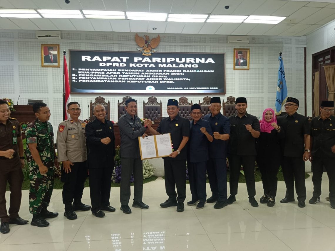 Meski PAD Turun di 2024, Pj Wali Kota Malang Optimistis PAD Bakal Normal di 2025 1 Pj Wali Kota Malang, Wahyu Hidayat bersama Ketua DPRD Kota Malang, I Made Riandiana Kartika usai menandatangani keputusan DPRD tentang KUA-PPAS APBD tahun 2024. Foto: Yona Arianto/Tugu Jatim