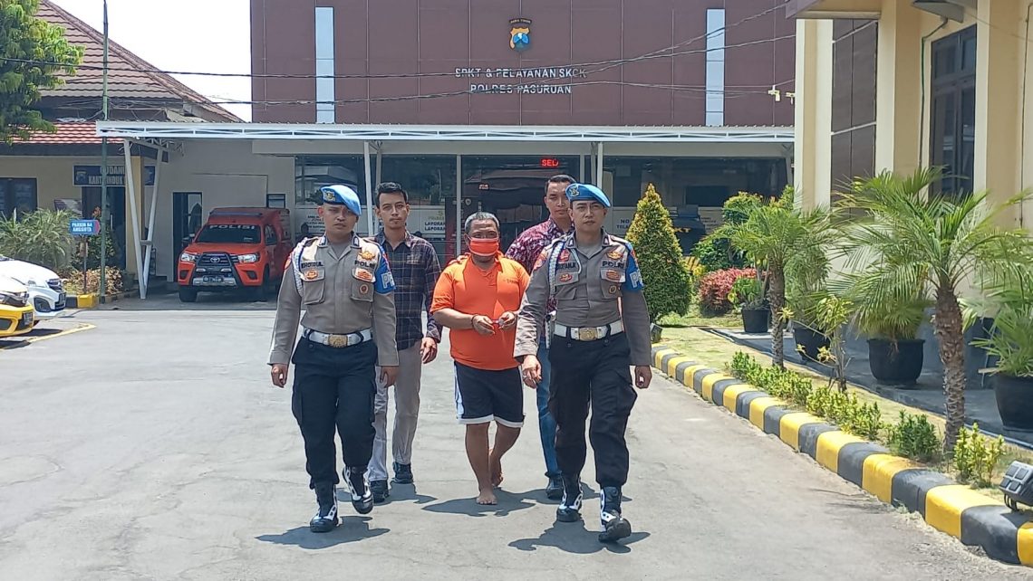 Khoiri (52), tersangka pembunuhan menantunya yang sedang wanita hamil tujuh bulan. Foto: Laoh Mahfud/Tugu Jatim