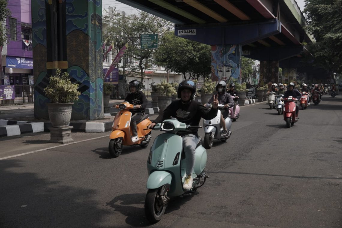 Ratusan Pencinta Vespa Matik Riding Bareng Keliling Kota Malang 1 Ratusan komunitas pencinta vespa matik keliling Kota Malang. Foto: Yona Arianto/Tugu Jatim