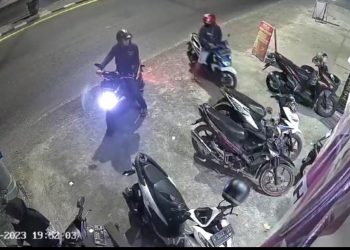Sepeda Motor Terparkir di Apotek Barokah Pasuruan Raib Hanya Dalam 5 Detik
