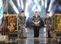 East Java Fashion Harmony 2023 di Pasuruan, Desainer Ivan Gunawan Pamerkan Kreasi Wastra Batik dan Tenun Model Pakaian Kerja
