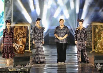 East Java Fashion Harmony 2023 di Pasuruan, Desainer Ivan Gunawan Pamerkan Kreasi Wastra Batik dan Tenun Model Pakaian Kerja