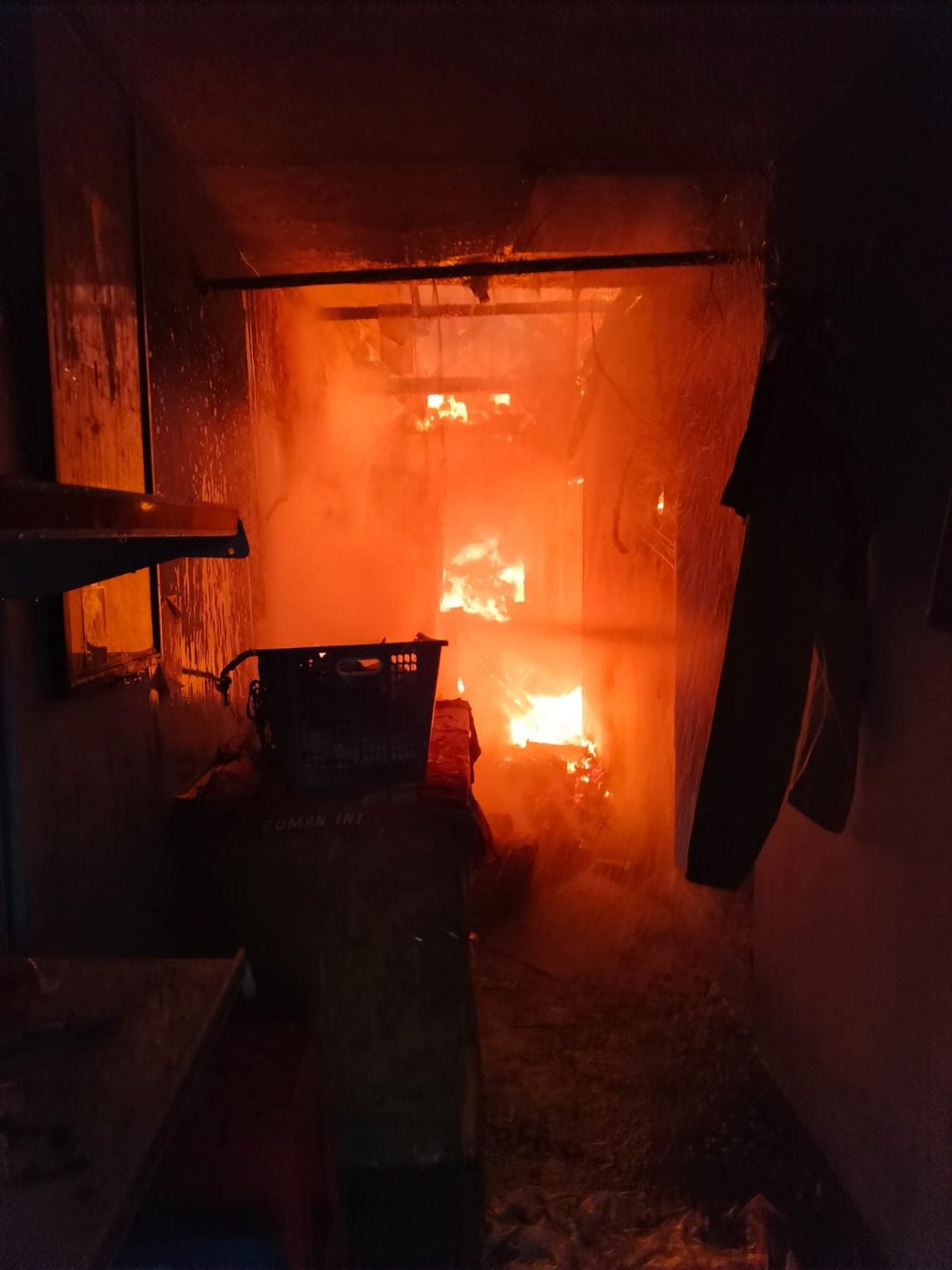 Kobaran api melalap satu unit rumah laundry di Jalan MT Haryono, Dinoyo, Kota Malang. Foto: dok Damkar Satpol PP Kota Malang