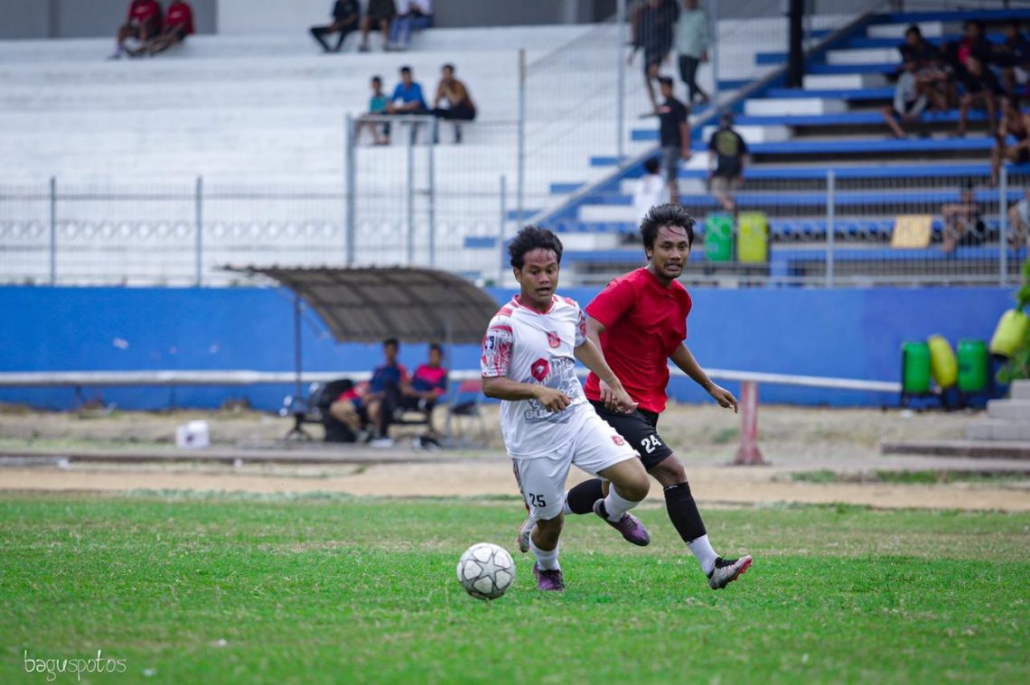 PSMP U-17 (baju putih) saat laga uji coba lawan PSMP senior. Foto: dok PSMP