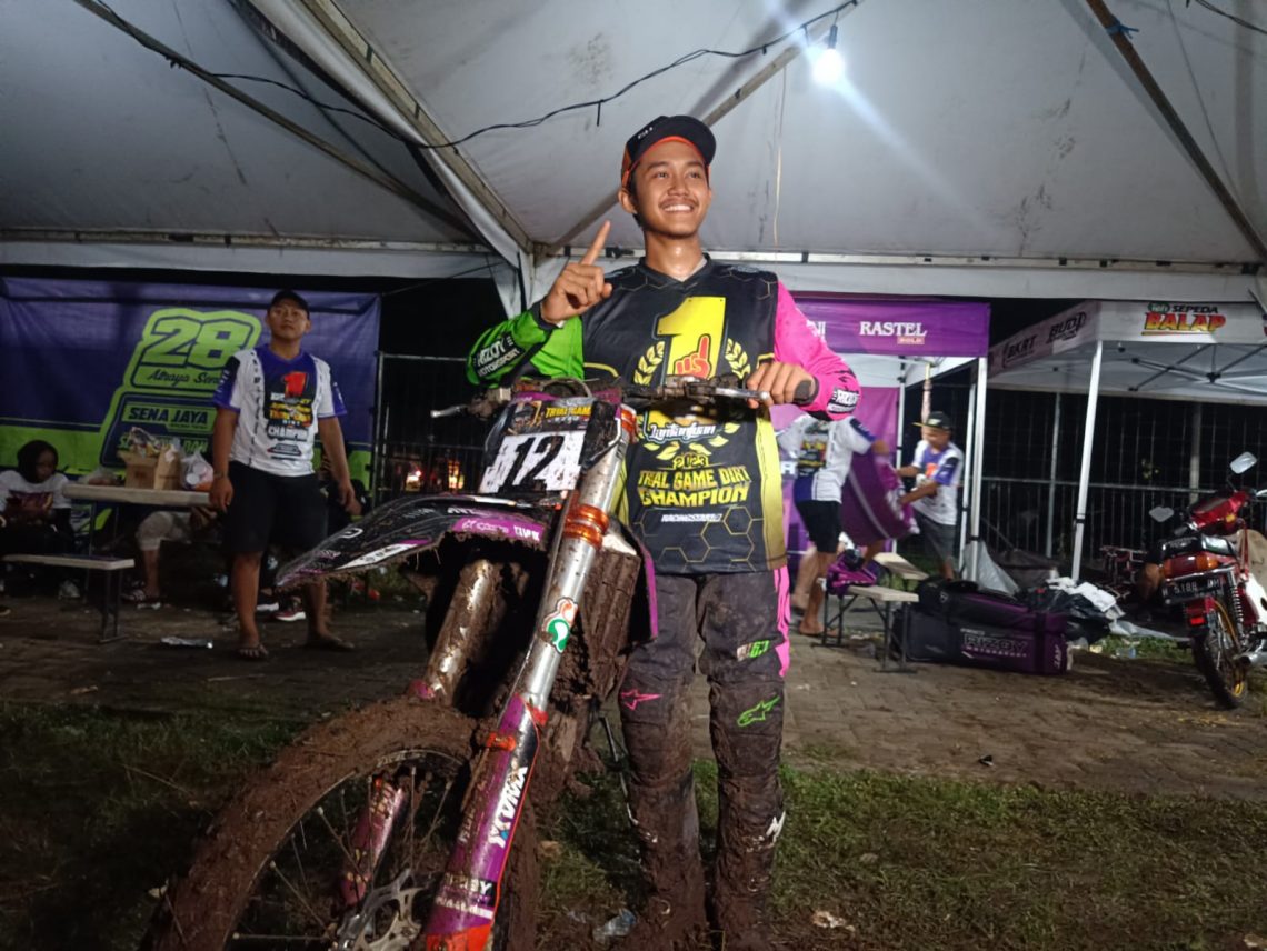 Crosser asal Kediri, Lantian Juan usai menjadi jawara di seri akhir Trial Game Dirt 2023 yang berlangsung di sirkuit Lapangan Rampal Malang, pada Sabtu (04/11/2023). Foto: Yona Arianto/Tugu Jatim