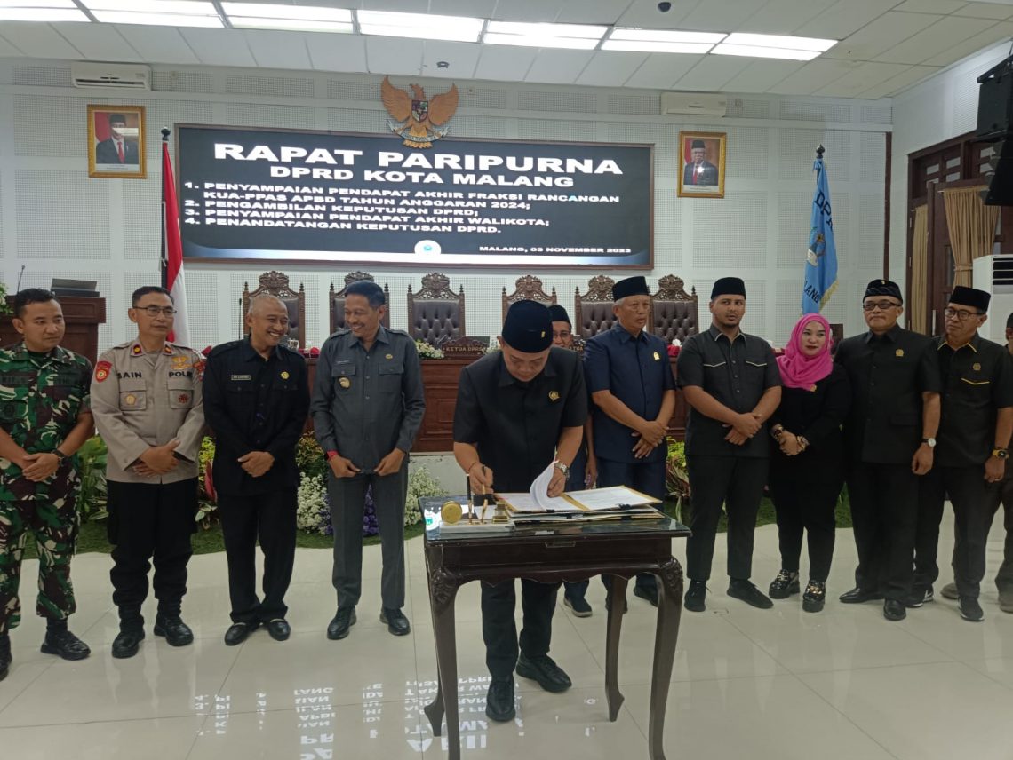 DPRD Kota Malang Setujui KUA-PPAS APBD 2024, Ini Catatan Penting Dari 6 Fraksi 1 Ketua DPRD Kota Malang, I Made Riandiana Kartika menandatangani rancangan KUA-PPAS APBD 2024. Foto: Yona Arianto/Tugu Jatim