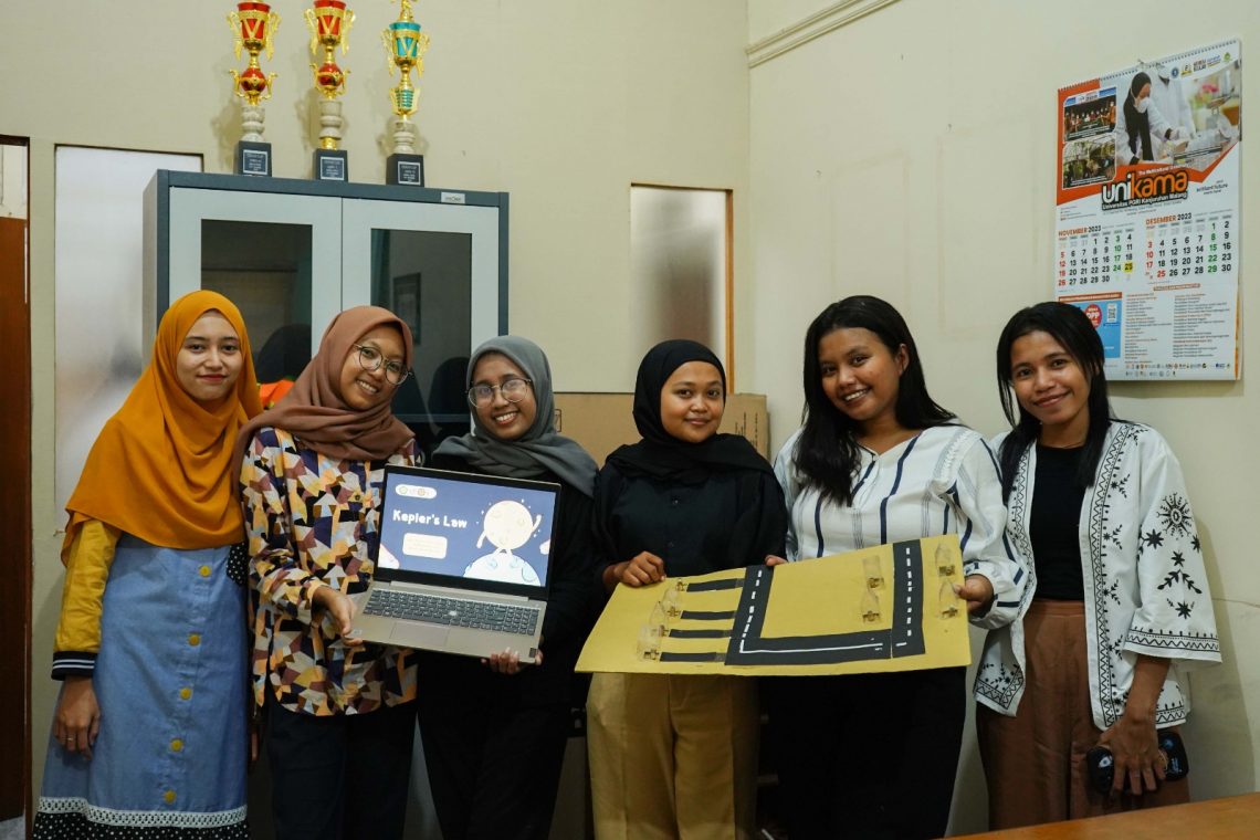 Mahasiswa Prodi Fisika dan IPA Unikama Raih Prestasi Gemilang di Ajang PHOTON II 1 Tim mahasiswa Prodi Fisika dan IPA Unikama menunjukkan alat peraga yang mereka ciptakan untuk kompetisi PHOTON II di Universitas Siliwangi, Tasikmalaya, Jawa Barat. Foto: dok Humas Unikama