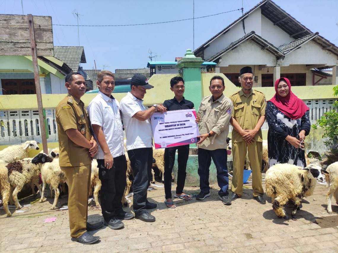 Penyerahan secara simbolis bantuan CSR SIG Pabrik Tuban ke Kelompok Taruna Tani Desa Sumberejo, Kecamatan Merakurak, Kabupaten Tuban. Foto: dok Humas SIG Pabrik Tuban