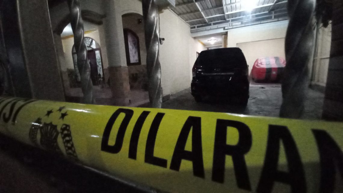 IRT di Pasuruan Tewas Dengan 3 Luka Tusukan, CCTV Tetangga Rekam Sosok Mencurigakan 1 Garis polisi terpasang di lokasi wanita tewas di dalam kamar mandi, di Dusun Randupitu, Desa Randupitu, Kecamatan Gempol, Kabupaten Pasuruan. Foto: Laoh Mahfud/Tugu Jatim