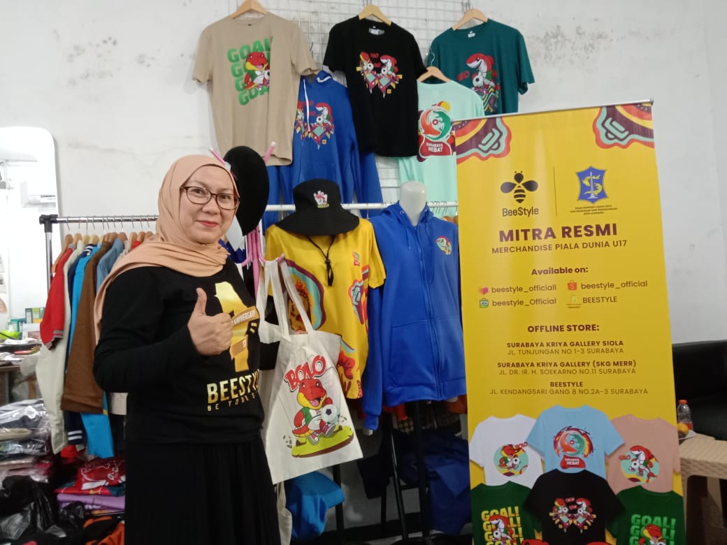 Piala Dunia U-17, UMKM Surabaya Banjir Pesanan Merchandise 1 Sejumlah produk yang diproduksi Mustika Wulandari. Foto: Izzatun Najibah/Tugu Jatim