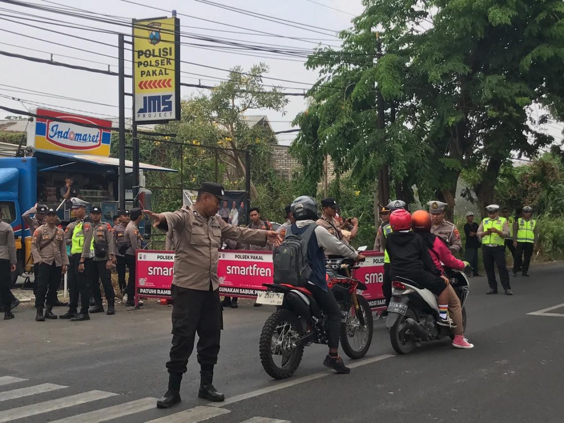 Piala Dunia U-17 di Stadion GBT Surabaya Disekat 3 Ring, Masuk Ring 3 Harus Bertiket 1 Polisi mulai berjaga di titik penyekatan. Foto: Hanif Nanda/Tugu Jatim