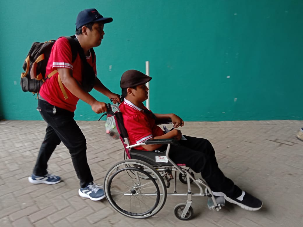 Datang dari Jember, Suporter Disabilitas Ramaikan Piala Dunia U-17 di Surabaya 1 jember tugu jatim