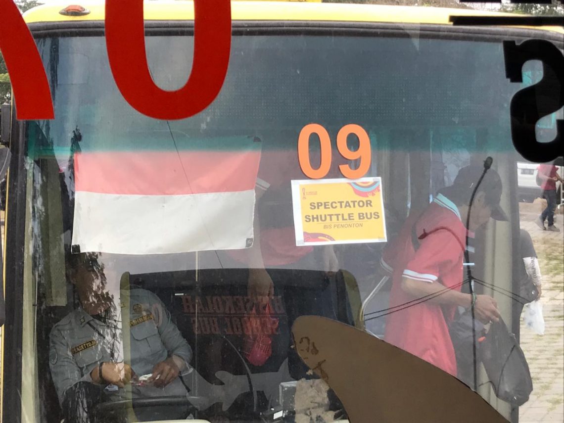 Penonton memenuhi bus yang disediakan untuk berangkat menuju Stadion GBT. Foto: Hanif Nanda/Tugu Jatim