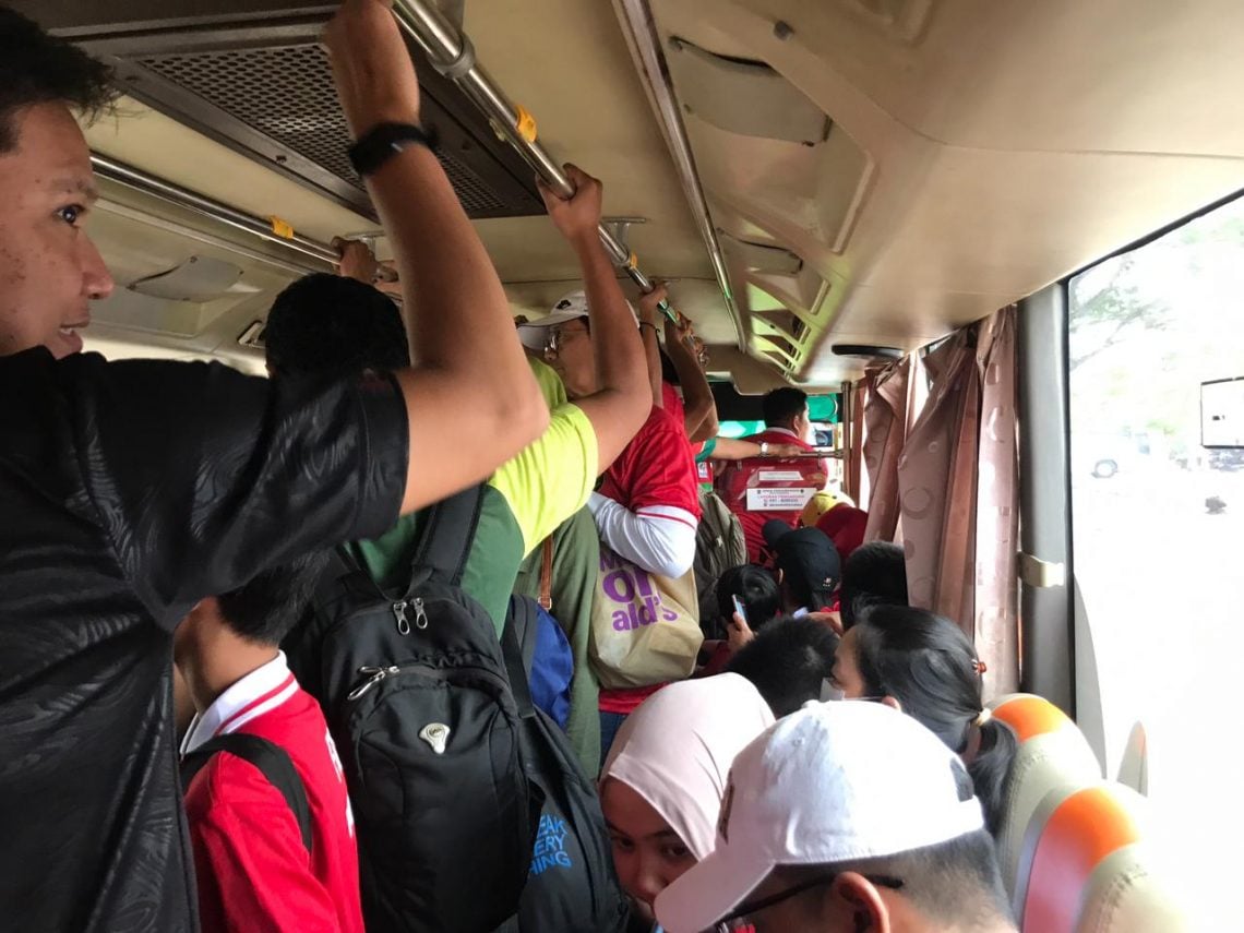 Meski Berdesakan, Suporter Indonesia Cukup Terbantu Adanya Transportasi Untuk Penonton 1 Penonton memenuhi bus yang disediakan untuk berangkat menuju Stadion GBT. Foto: Hanif Nanda/Tugu Jatim