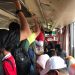 Meski Berdesakan, Suporter Indonesia Cukup Terbantu Adanya Transportasi Untuk Penonton 8 Jam Keberangkatan Kendaraan Resmi untuk Penonton Menuju Piala Dunia U-17 di Stadion GBT Surabaya dan Harga Parkir Kendaraan Pribadi