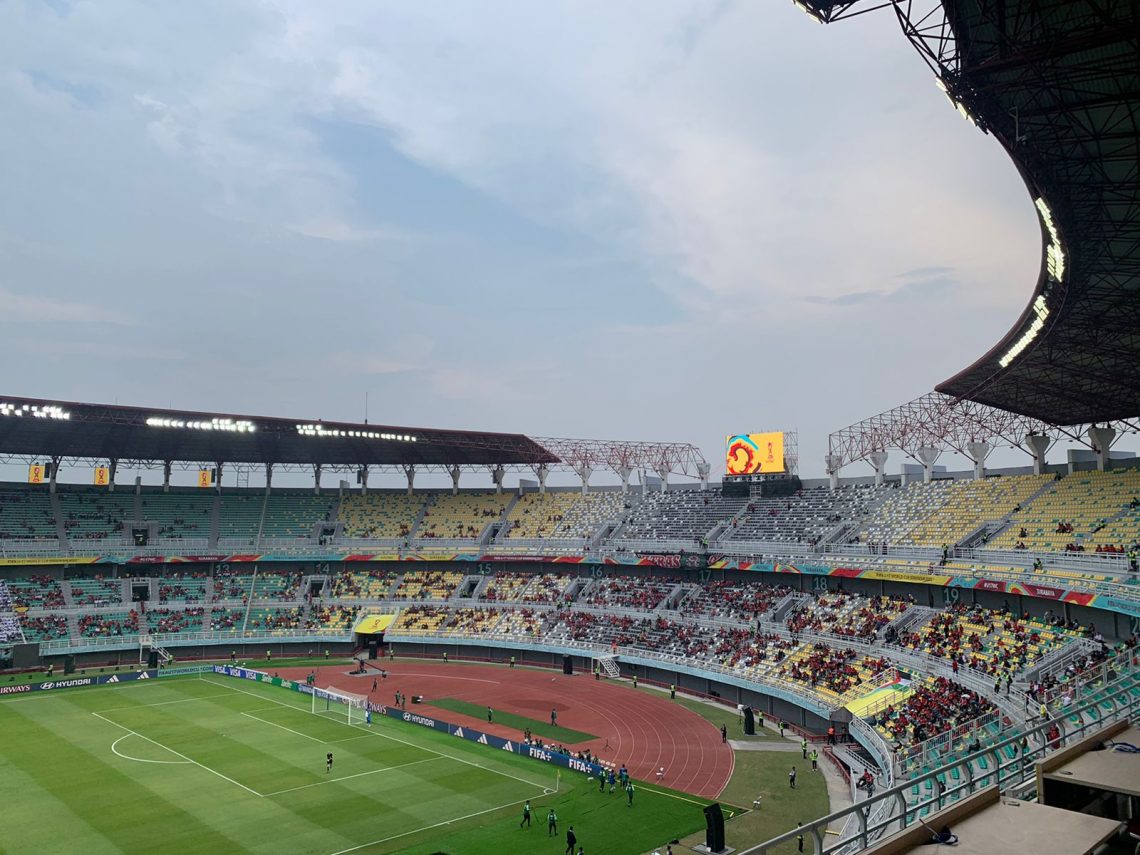 Para suporter mulai memenuhi tribun penonton untuk menyaksikan Piala Dunia U-17. Foto: Izzatun Najibah/Tugu Jatim