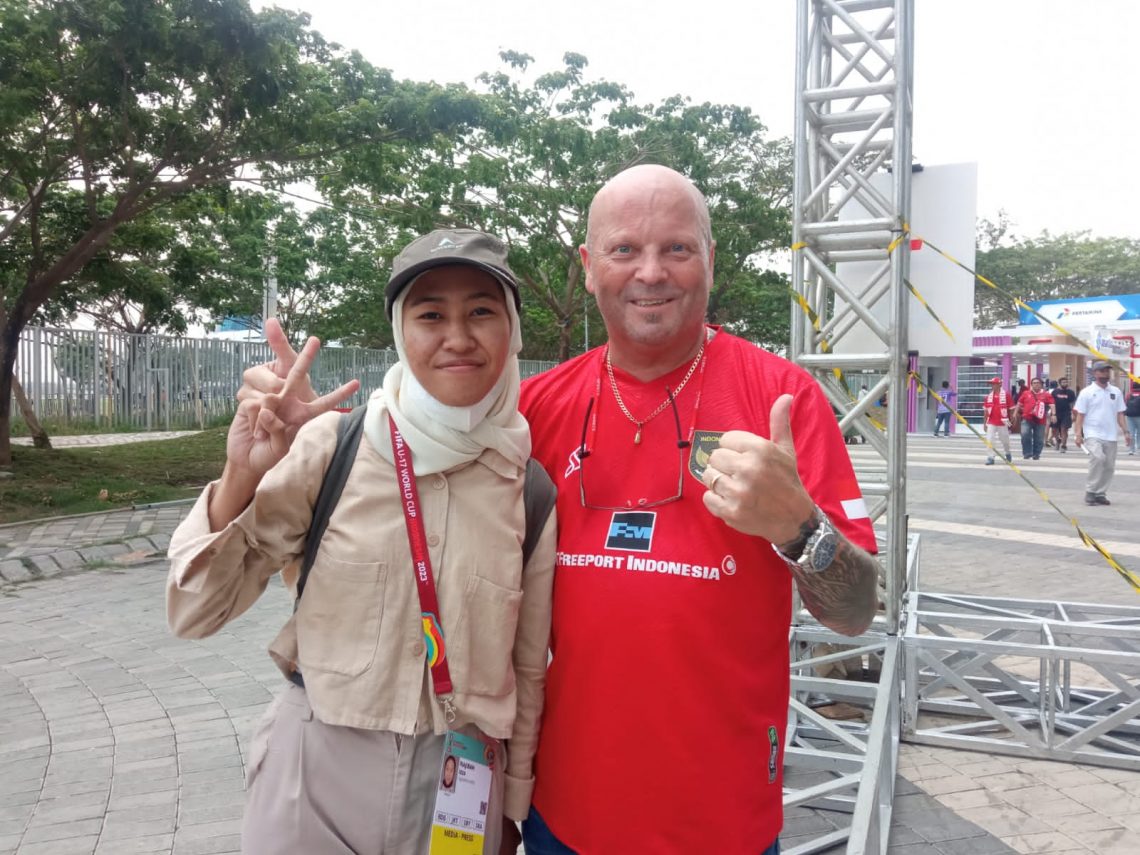Suporter Asal Manchester Datang ke Piala Dunia U-17 Dukung Timnas Indonesia 1 Wartawan Tugujatim.id, Izzatun Najibah (kiri) saat mewawancarai Darren Benson (kanan), pada Jumat (10/11/2023). Foto: dok TJ