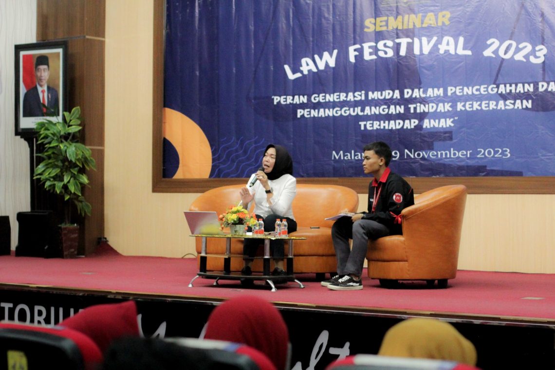 Kepala Unit Perlindungan Perempuan dan Anak Polres Malang, Elrehana BR Maha SH memberikan materi mengenai kenakalan remaja. Foto: dok Humas Unikama