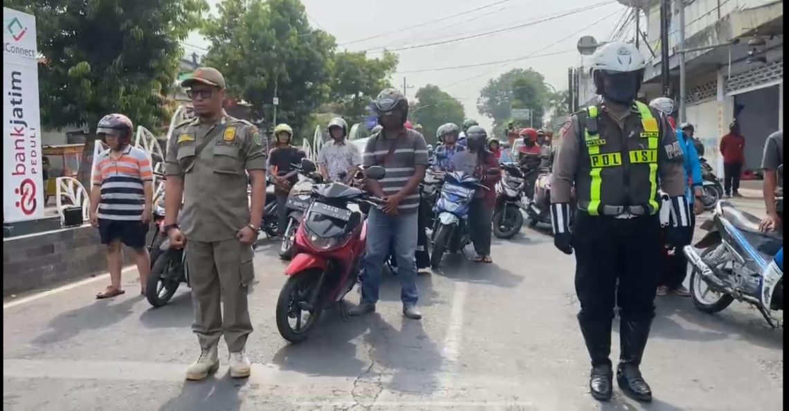Suasana pengendara berhenti sejenak mengheningkan cipta di sejumlah simpang jalan protokol untuk mengenang jasa pahlawan. Foto: dok Satlantas Polres Pasuruan Kota