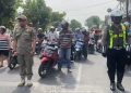 Peringati Hari Pahlawan, Pengendara di Pasuruan Berhenti dan Heningkan Cipta Kenang Jasa Pahlawan