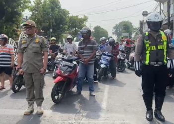 Peringati Hari Pahlawan, Pengendara di Pasuruan Berhenti dan Heningkan Cipta Kenang Jasa Pahlawan