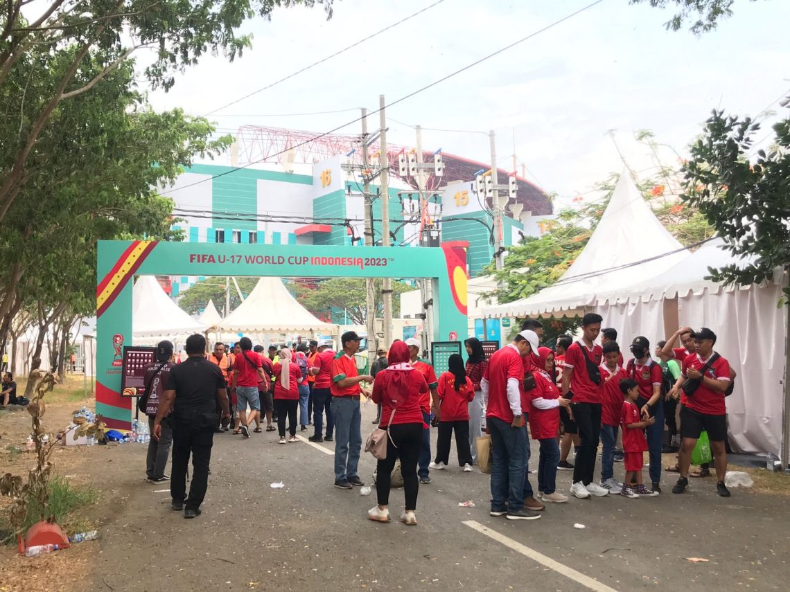 Masuk Venue Piala Dunia U-17, Penonton Dilarang Bawa Barang-barang Ini 1 Penonton Piala Dunia U-17 di Surabaya. Foto: Hanif Nanda/Tugu Jatim