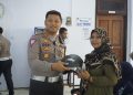 Motivasi Pembuat SIM Agar Taat Lalu Lintas, Satlantas Polres Pasuruan Beri Alat Keselamatan Berkendara di Hari Pahlawan